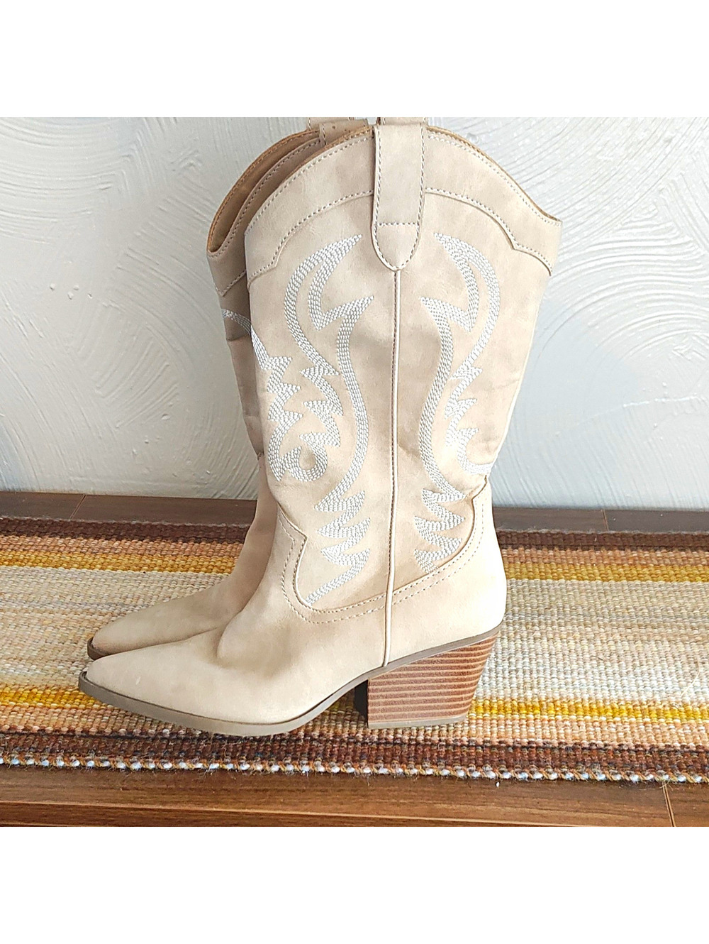 indigo rd. Beige/Off-White Embroidered Side Zip Western Cowboy Boots US 5.5